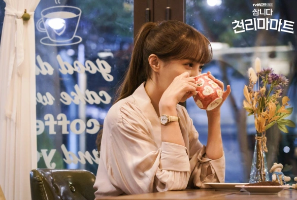 Кадр из дорамы Дешевый магазин Чхонрима