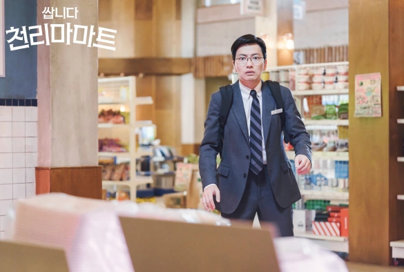Кадр из дорамы Дешевый магазин Чхонрима