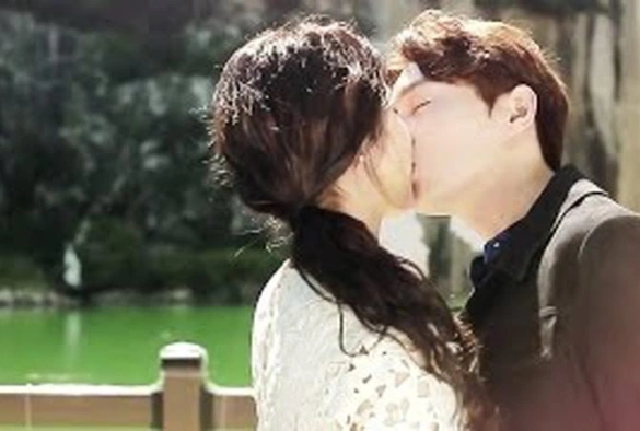 Кадр из дорамы Ей 200 лет