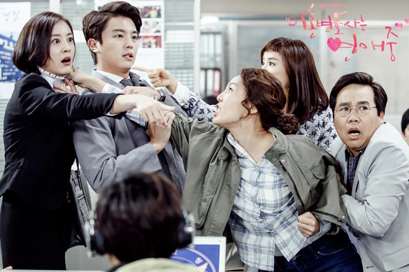 Кадр из дорамы Влюбленный адвокат по разводам