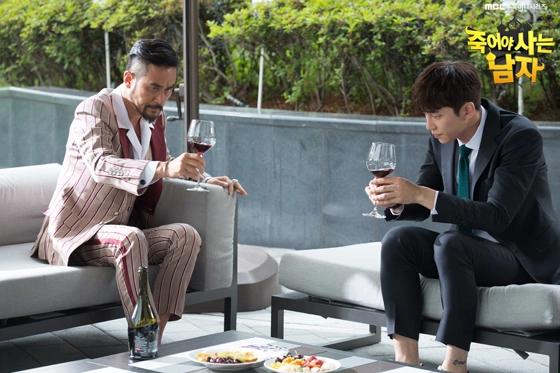 Кадр из дорамы Мужчина, который умер, чтобы жить