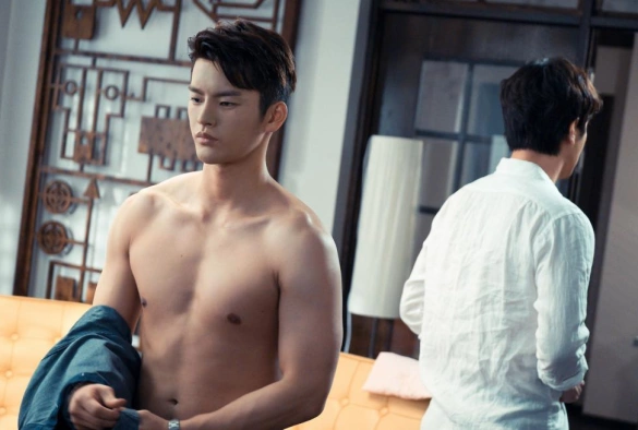 Кадр из дорамы Обнажённый пожарный