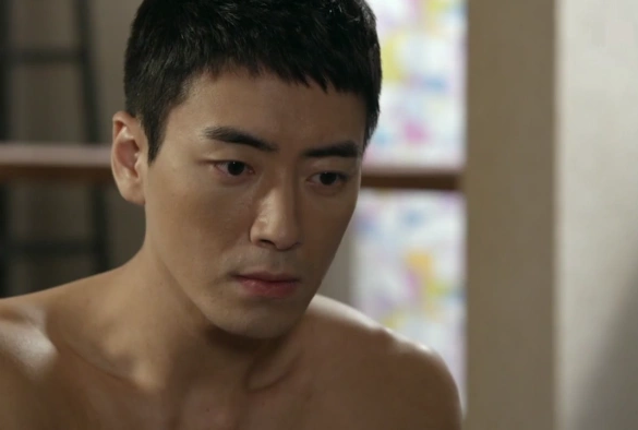 Кадр из дорамы Обнажённый пожарный