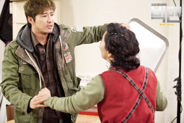 Кадр из дорамы Большой человек