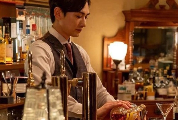 Кадр из дорамы Бар трёх звезд в Ниси-Огикубо