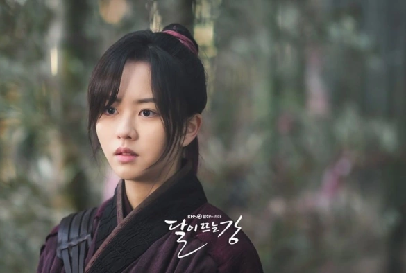 Кадр из дорамы Река, где восходит Луна