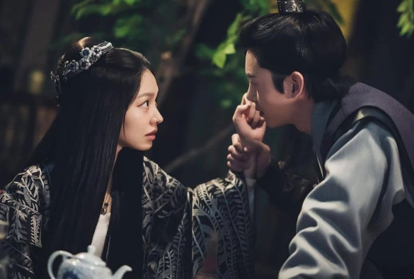 Кадр из дорамы Река, где восходит Луна