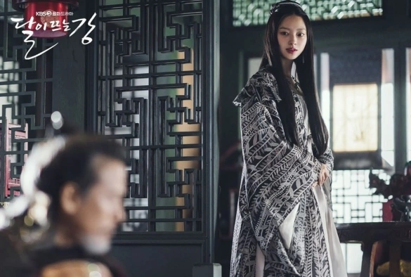 Кадр из дорамы Река, где восходит Луна