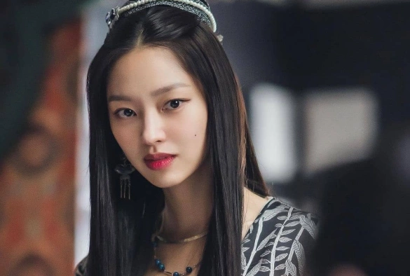 Кадр из дорамы Река, где восходит Луна