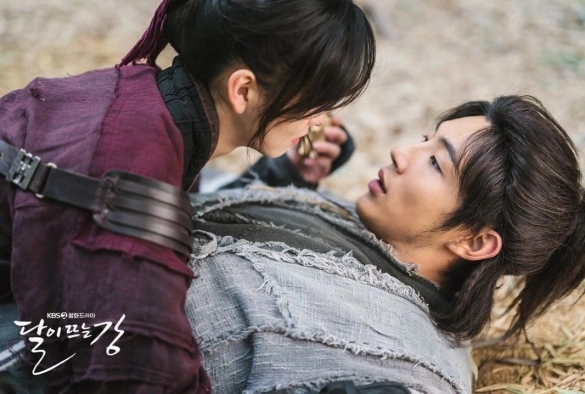 Кадр из дорамы Река, где восходит Луна