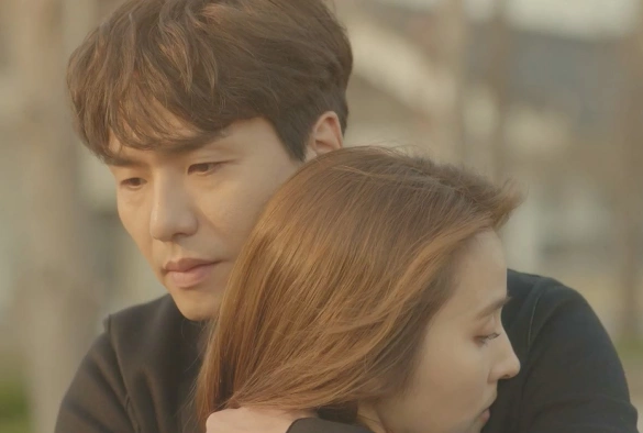 Кадр из дорамы Давайте посмотрим на закат, держась за руки