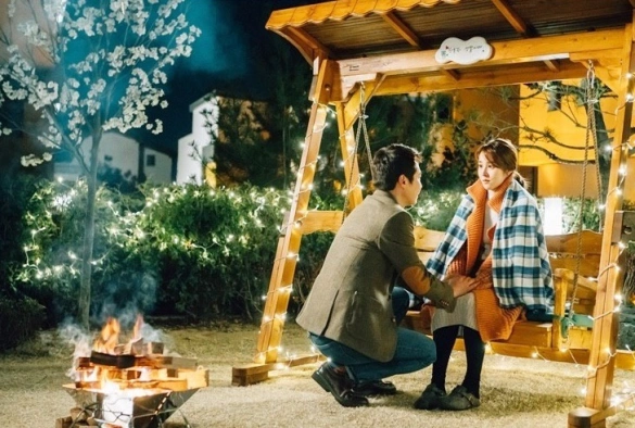 Кадр из дорамы Давайте посмотрим на закат, держась за руки