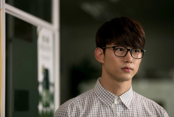 Кадр из дорамы Касаясь тебя