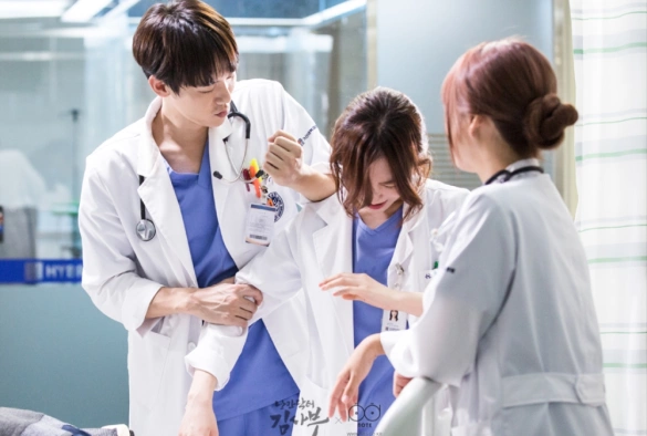 Кадр из дорамы Учитель Ким — доктор-романтик