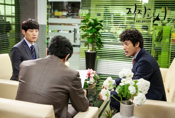 Кадр из дорамы Королева офиса