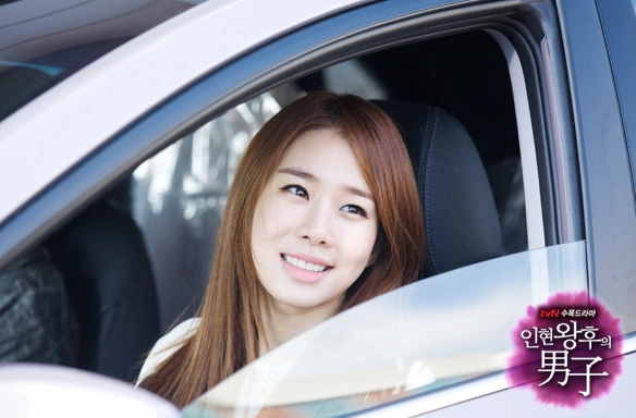Кадр из дорамы Мужчина королевы Ин Хён