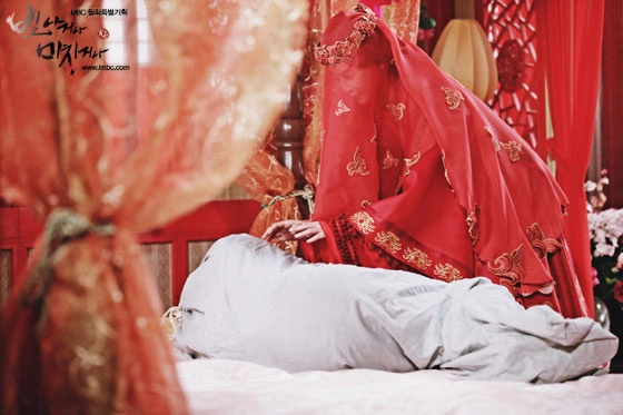 Кадр из дорамы Сияй или сойди с ума