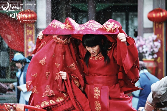 Кадр из дорамы Сияй или сойди с ума