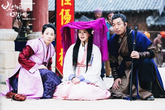 Кадр из дорамы Сияй или сойди с ума