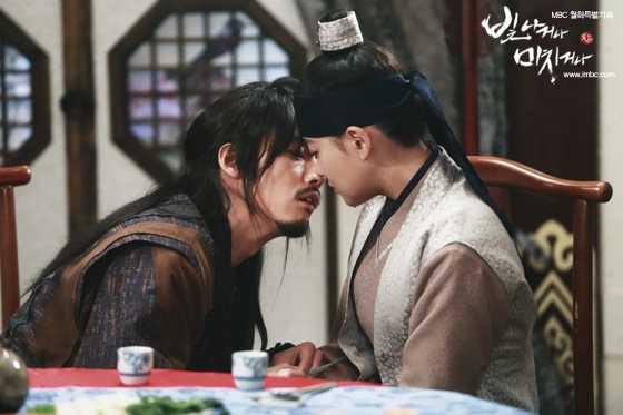 Кадр из дорамы Сияй или сойди с ума