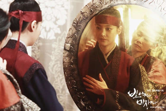 Кадр из дорамы Сияй или сойди с ума