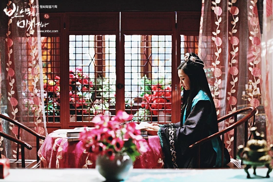 Кадр из дорамы Сияй или сойди с ума