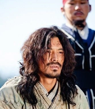 Кадр из дорамы Охотники на рабов