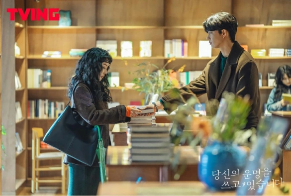 Кадр из дорамы Пишу твою судьбу