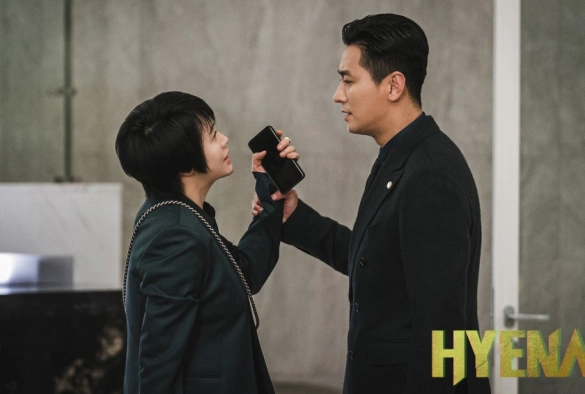 Кадр из дорамы Гиена