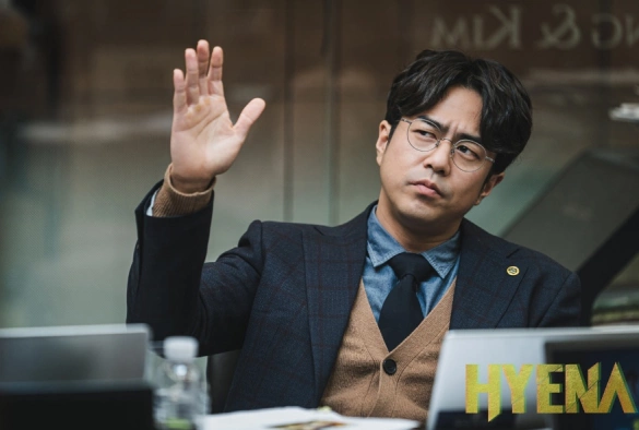 Кадр из дорамы Гиена