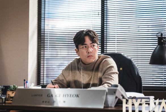 Кадр из дорамы Гиена