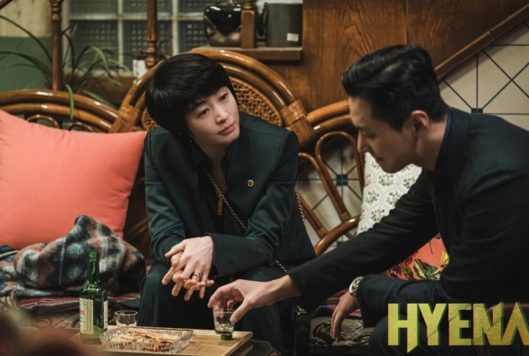 Кадр из дорамы Гиена