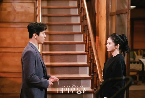 Кадр из дорамы Проклятая недвижимость / Крутая недвижимость