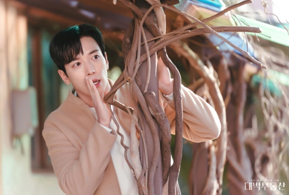 Кадр из дорамы Проклятая недвижимость / Крутая недвижимость