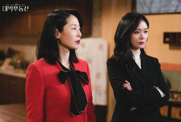 Кадр из дорамы Проклятая недвижимость / Крутая недвижимость