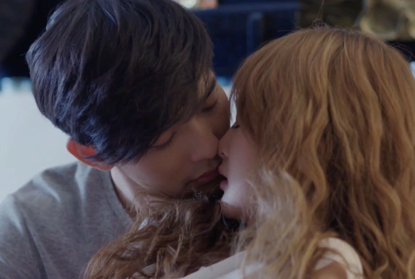 Кадр из дорамы Загадочный политолог