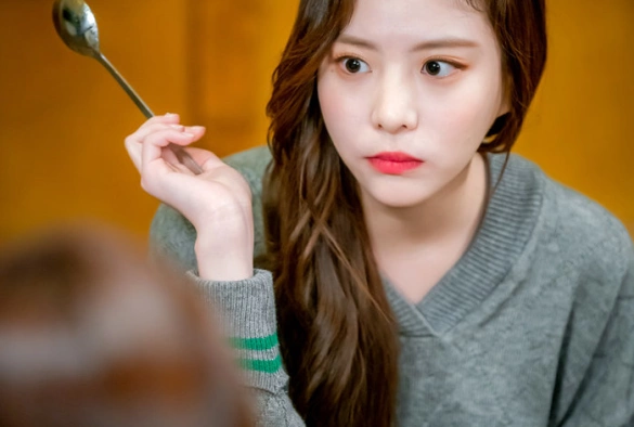 Кадр из дорамы Дэ Чан Гым наблюдает