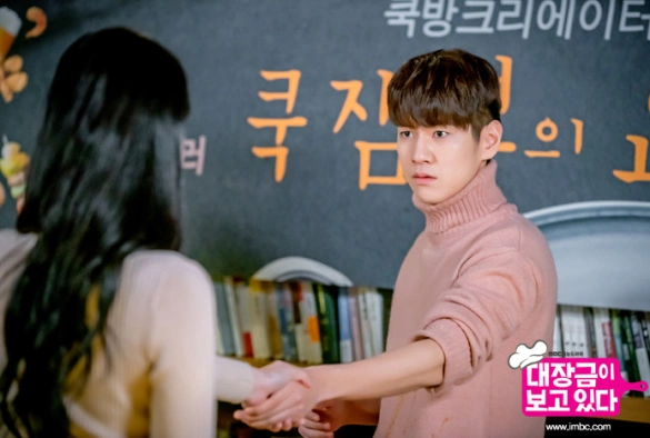 Кадр из дорамы Дэ Чан Гым наблюдает