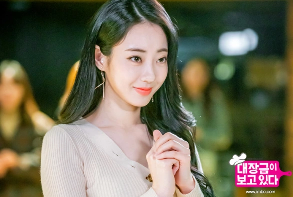 Кадр из дорамы Дэ Чан Гым наблюдает