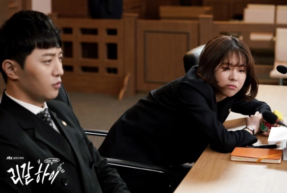 Кадр из дорамы Орлы юриспруденции