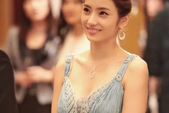 Кадр из дорамы Божественный герой