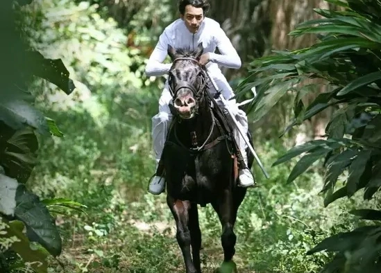 Кадр из дорамы Божественный герой