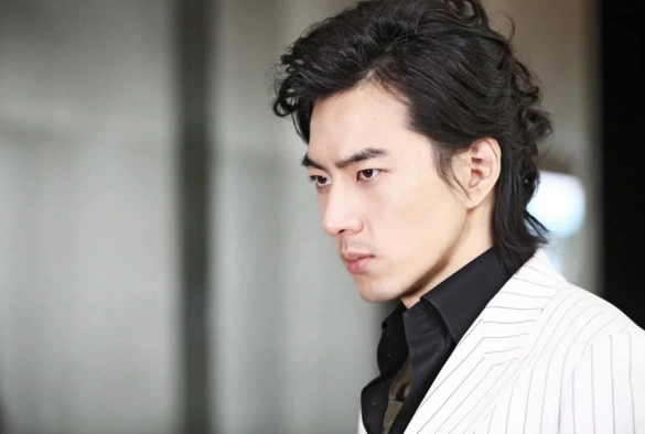 Кадр из дорамы Божественный герой