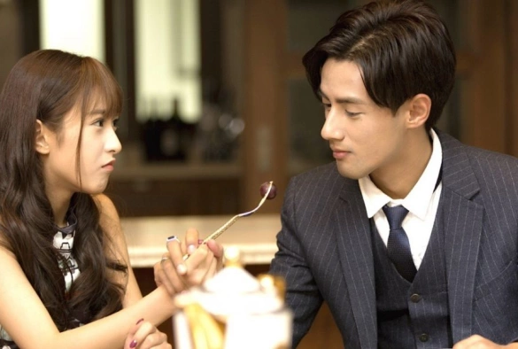 Кадр из дорамы Я люблю своего президента, хотя он псих