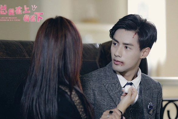 Кадр из дорамы Я люблю своего президента, хотя он псих