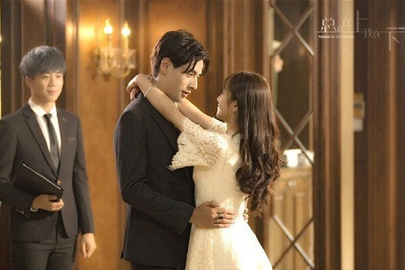 Кадр из дорамы Я люблю своего президента, хотя он псих