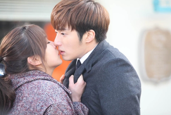 Кадр из дорамы Золотая радуга