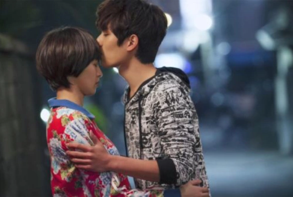 Кадр из дорамы Лунная река