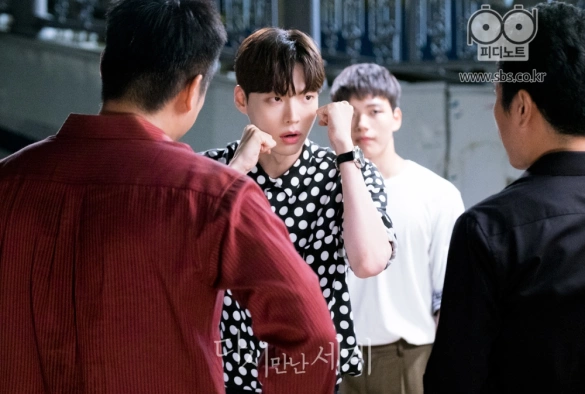 Кадр из дорамы Воссоединение миров