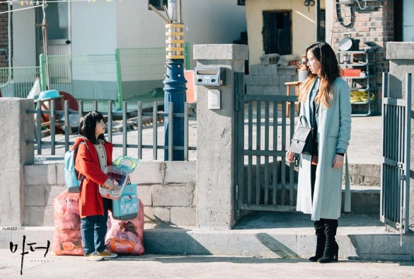 Кадр из дорамы Мама